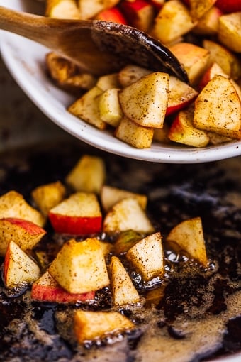 apple cinnamon compote recipe in a skillet