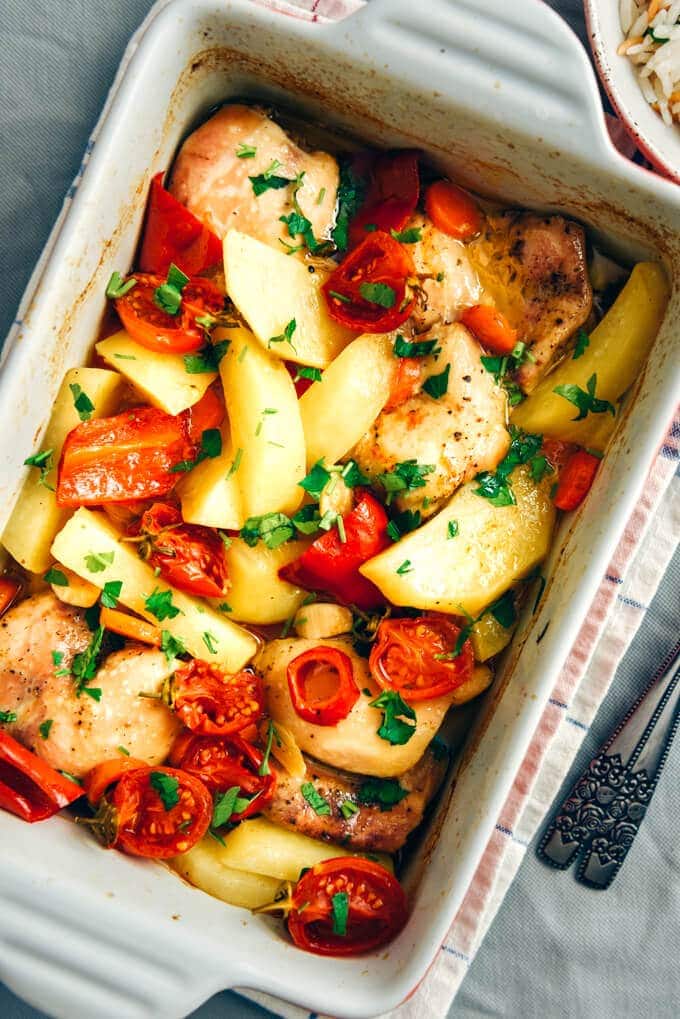 Roasted chicken and vegetables. Super easy to make. Satisfyng for everyone in the family. #chickenrecipe #bakedchicken #roastchickenandvegetables Roasted chicken with vegetables in a casserole pan