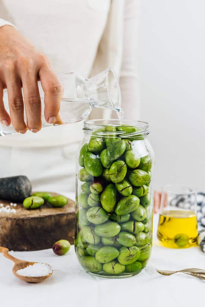 Curing green olives in a jar with water