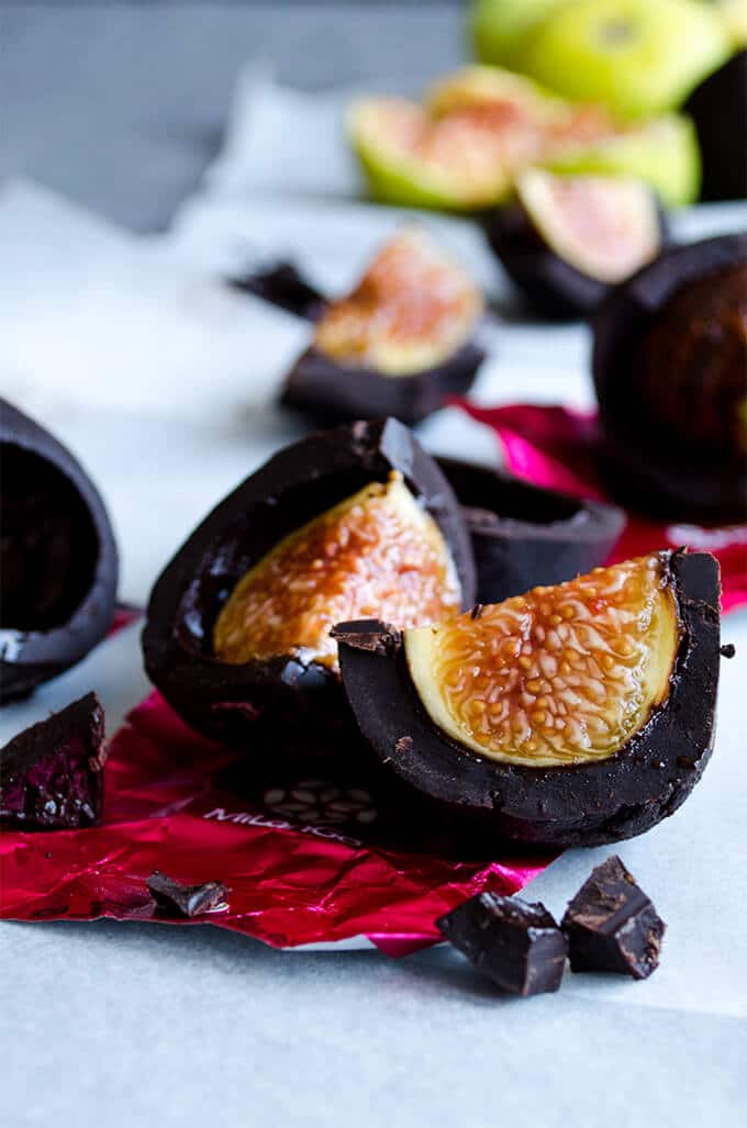 Make these Chocolate Covered Figs! Jammy fresh figs are coated with a dark chocolate mixture and then chilled. The sweetness of figs and bittersweet flavor of dark chocolate are perfectly balanced. So impressive! #figs #chocolatecovered #figrecipe Sliced chocolate covered figs