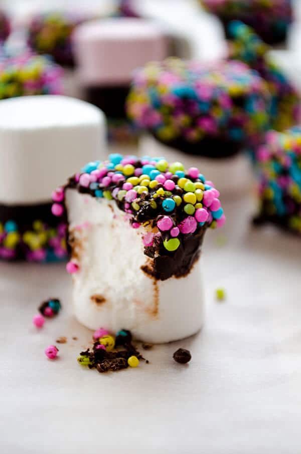 Chocolate-dipped marshmallows | giverecipe.com | #chocolate #marshmallows #valentine #sprinkles