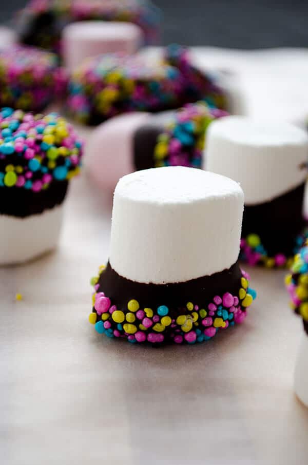 Chocolate-dipped marshmallows | giverecipe.com | #chocolate #marshmallows #valentine #sprinkles