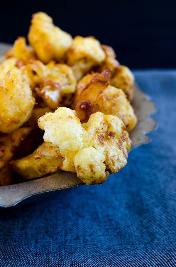 Fried cauliflower wings. Tender and crispy, these spicy battered cauliflower florets make perfect vegetarian snack. Gluten-free too. #cauliflowerrecipe #vegetarianrecipe #friedcauliflower Simple spicy fried cauliflower batter