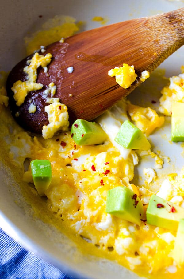 Scrambled Eggs with Avocado | giverecipe.com | #egg #breakfast #scrambledeggs #avocado