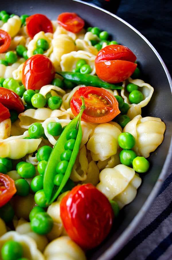 Summer Pasta with Tomatoes and Peas | giverecipe.com | #pasta #tomato #peas #cherrytomatoes #summer