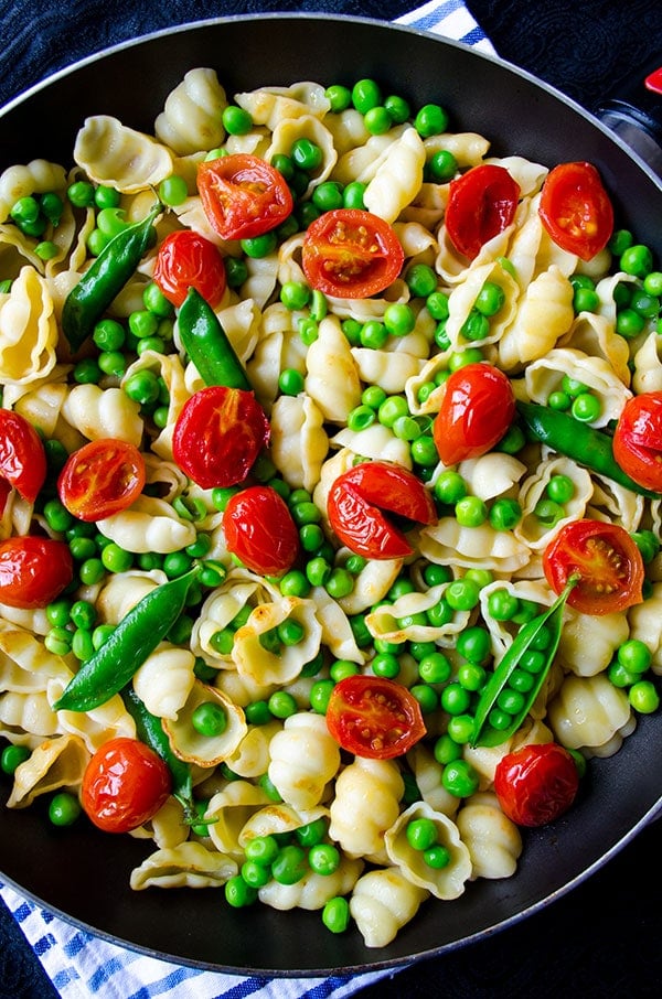 Summer Pasta with Tomatoes and Peas | giverecipe.com | #pasta #tomato #peas #cherrytomatoes #summer