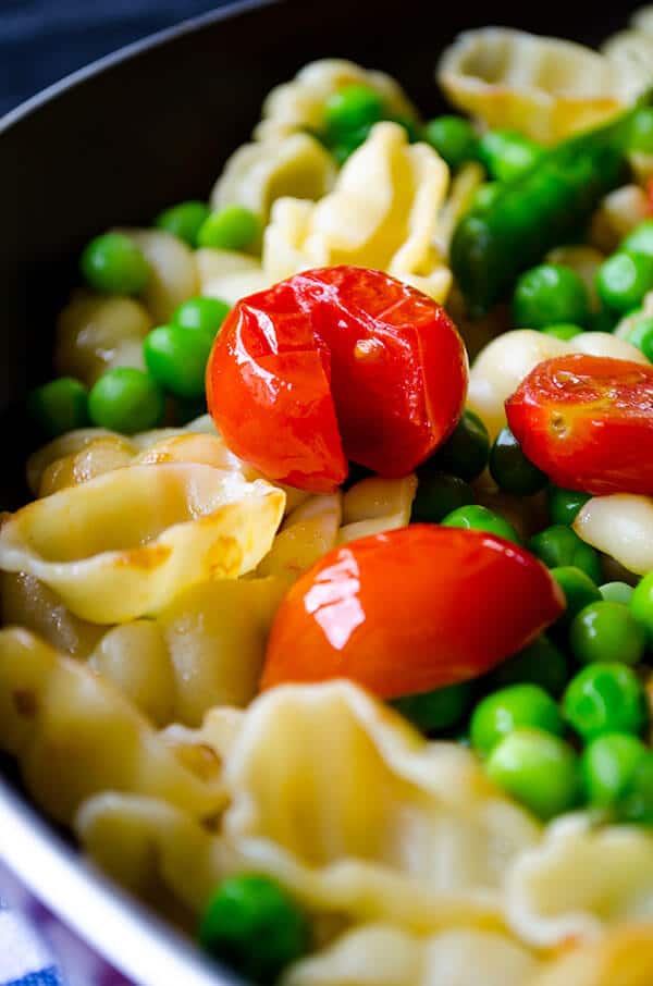 Summer Pasta with Tomatoes and Peas | giverecipe.com | #pasta #tomato #peas #cherrytomatoes #summer
