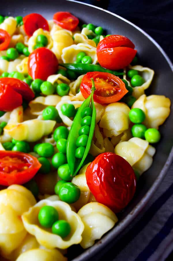 Summer Pasta with Tomatoes and Peas | giverecipe.com | #pasta #tomato #peas #cherrytomatoes #summer