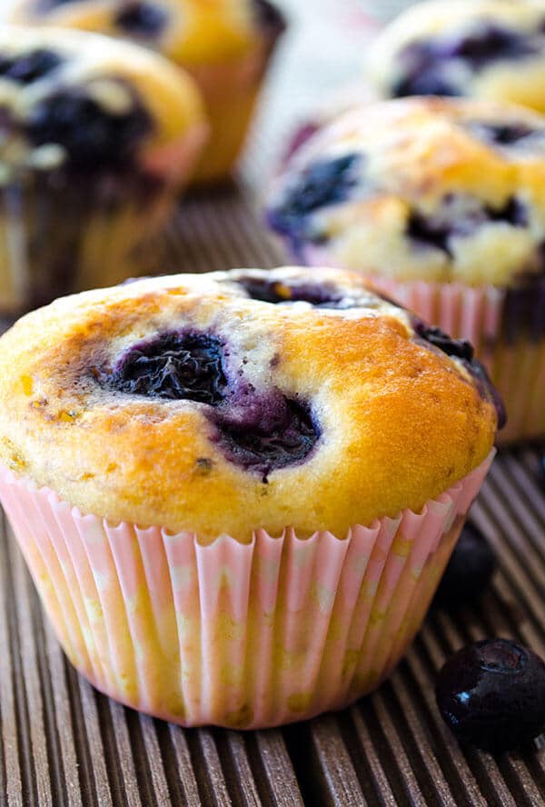 Easy Blueberry Muffins | giverecipe.com | #muffins #blueberry #blueberries #dessert #baking 