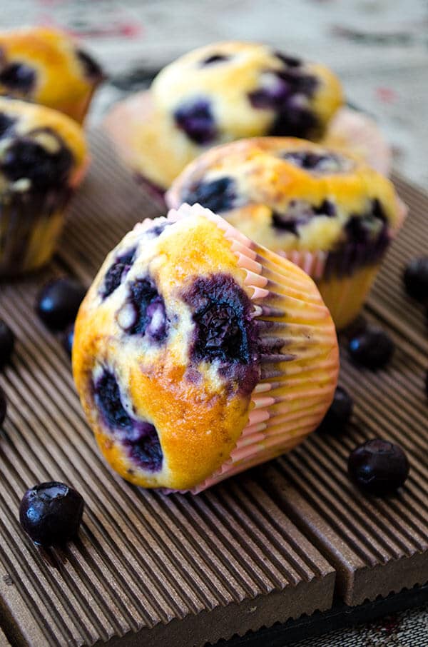 Easy Blueberry Muffins | giverecipe.com | #muffins #blueberry #blueberries #dessert #baking 