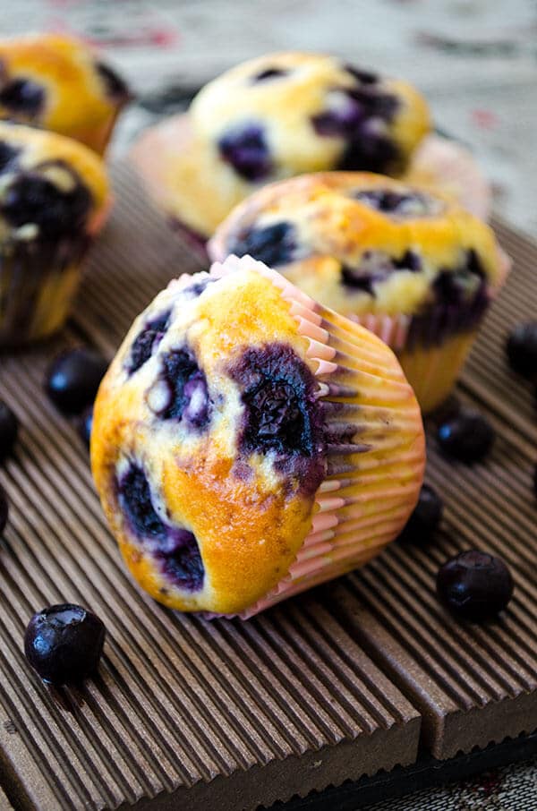 Easy Blueberry Muffins | giverecipe.com | #muffins #blueberry #blueberries #dessert #baking
