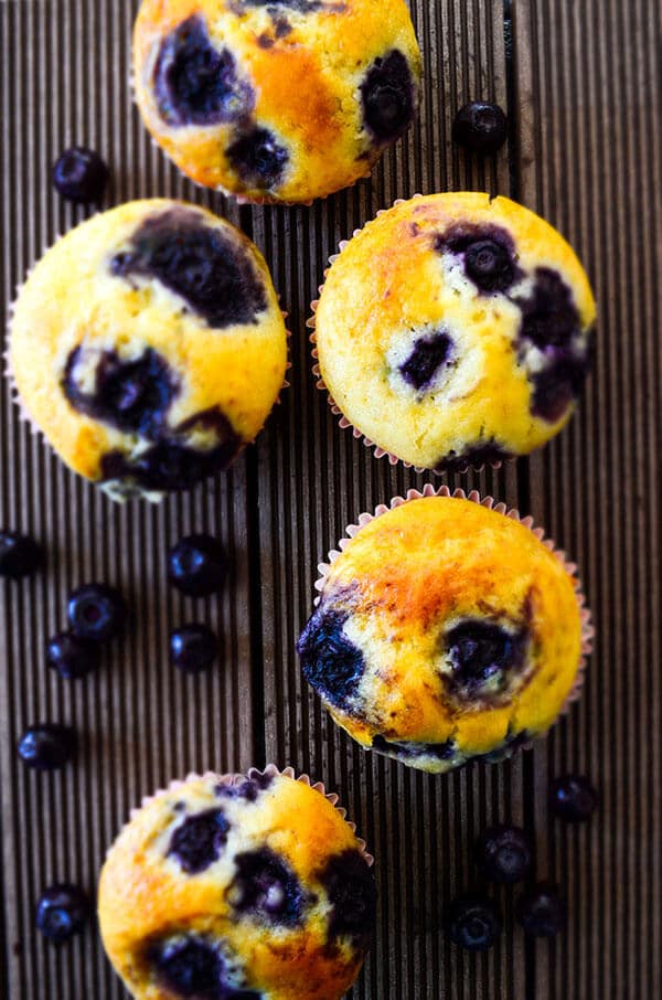 Easy Blueberry Muffins | giverecipe.com | #muffins #blueberry #blueberries #dessert #baking 