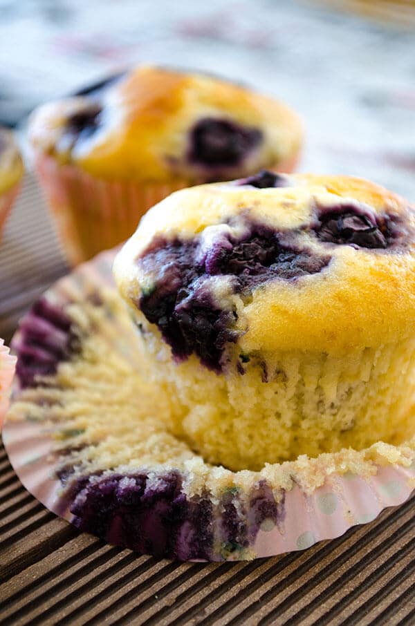 Easy Blueberry Muffins | giverecipe.com | #muffins #blueberry #blueberries #dessert #baking