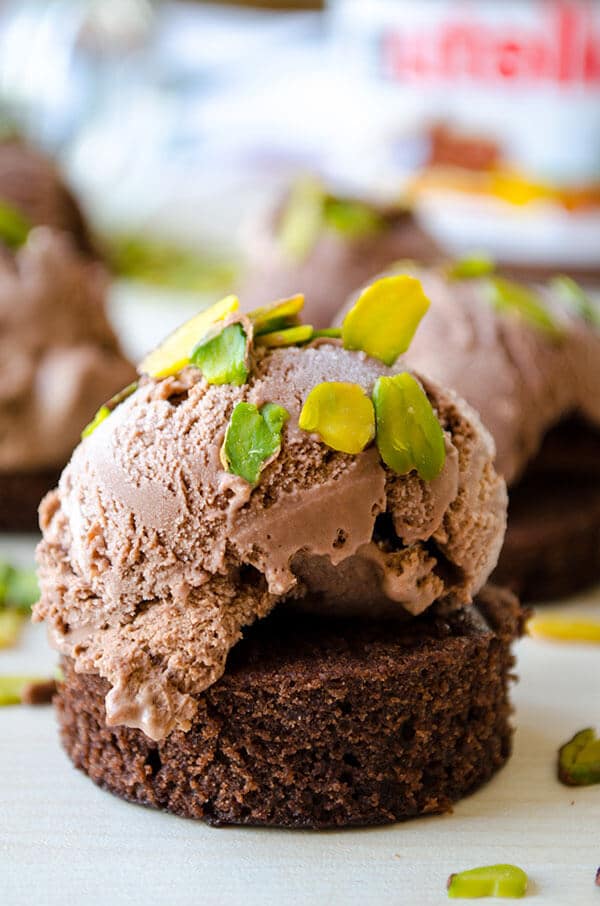 Easy Eggless Nutella Ice Cream | giverecipe.com | #nutella #icecream #dessert #sweet #july #summer #pistachio #sweetcanepe