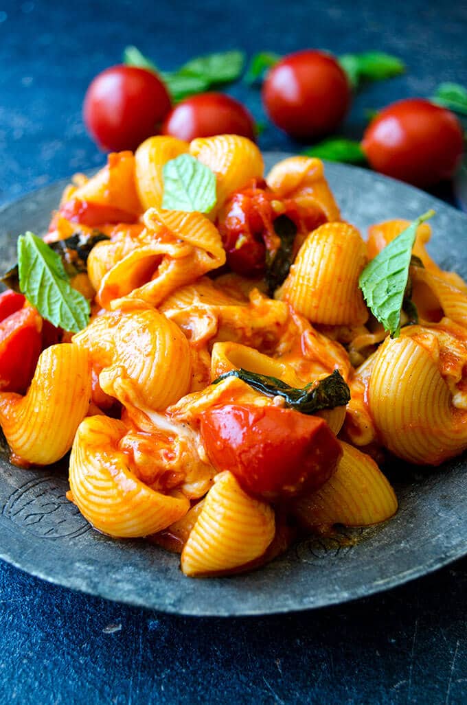 Creamy Caprese Pasta | giverecipe.com | #pasta #mozzarella #creamypasta #cheesypasta