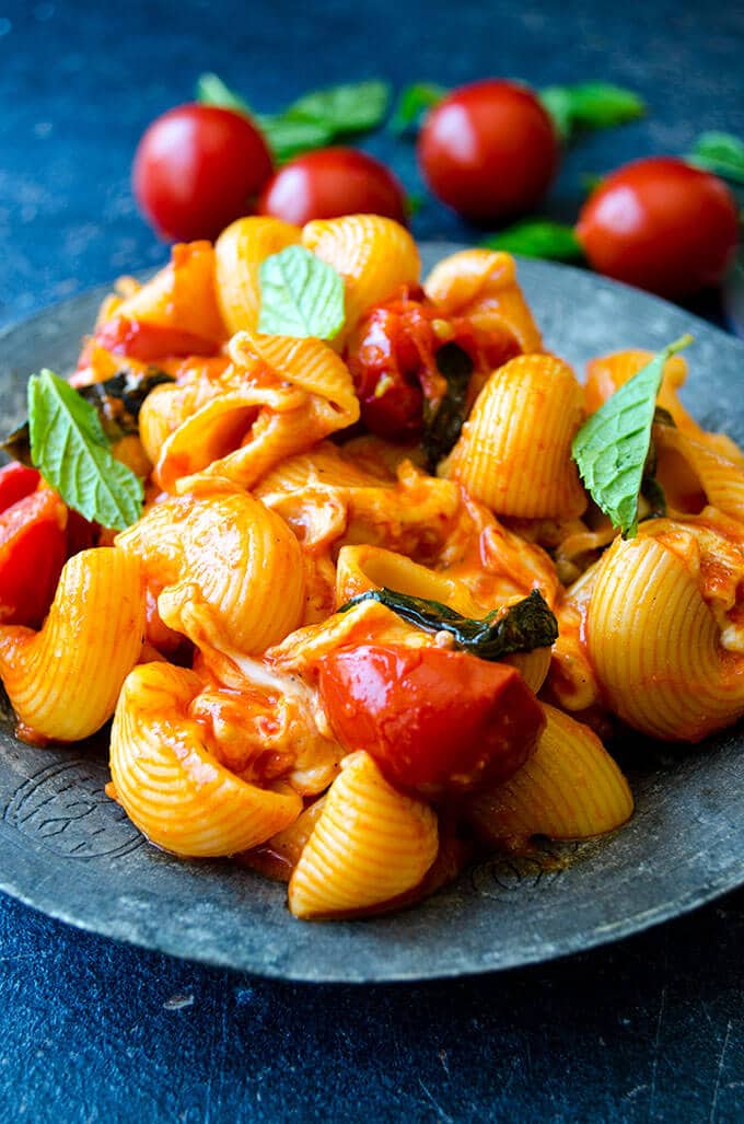 Creamy Caprese Pasta | giverecipe.com | #pasta #mozzarella #creamypasta #cheesypasta