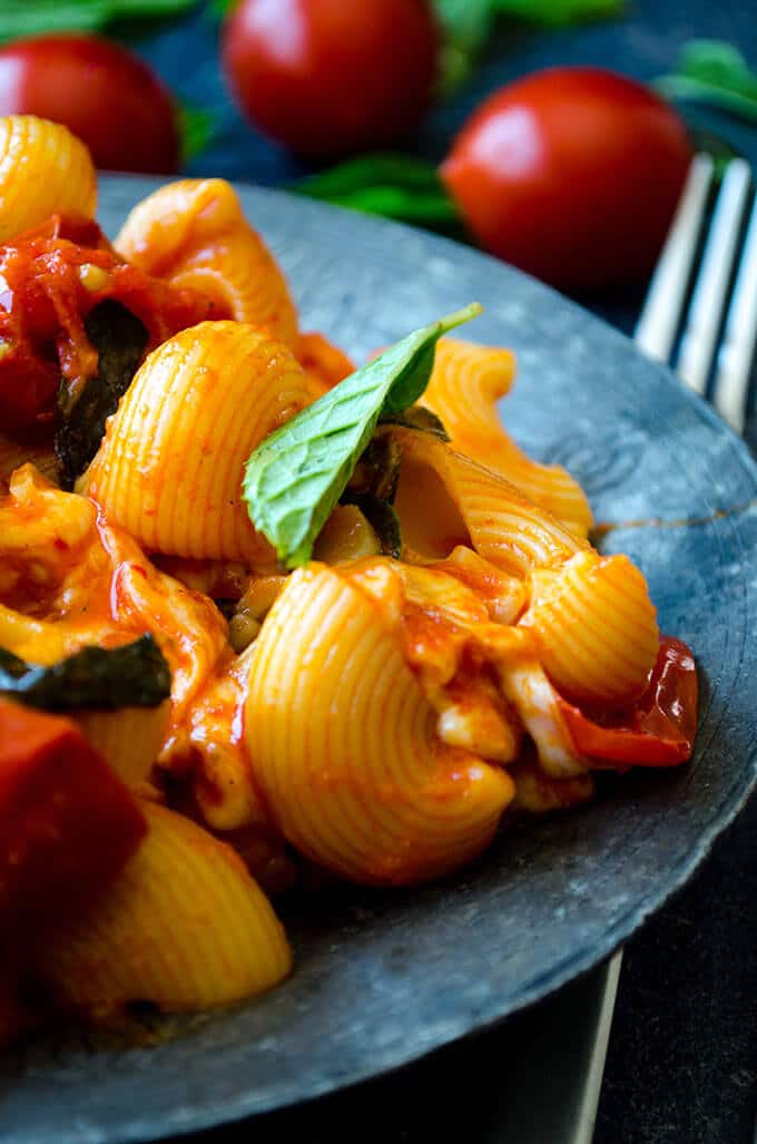 Creamy Caprese Pasta | giverecipe.com | #pasta #mozzarella #creamypasta #cheesypasta