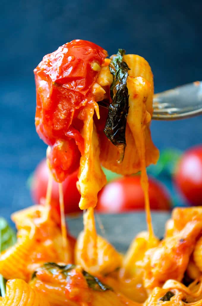 Creamy Caprese Pasta | giverecipe.com | #pasta #mozzarella #creamypasta #cheesypasta