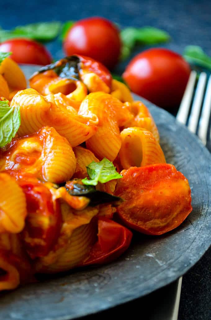 Creamy Caprese Pasta | giverecipe.com | #pasta #mozzarella #creamypasta #cheesypasta