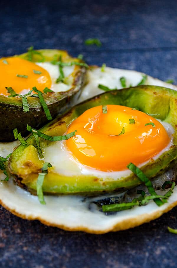 Eggs Baked in Avocado | giverecipe.com | £avocadorecipe #eggrecipes #breakfast #healthyrecipes