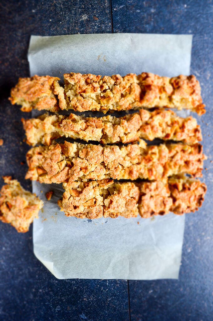 Cinnamon Apple Crumb Bars | giverecipe.com | #apple #bars #applebars #baking #fallrecipes #applecrumb