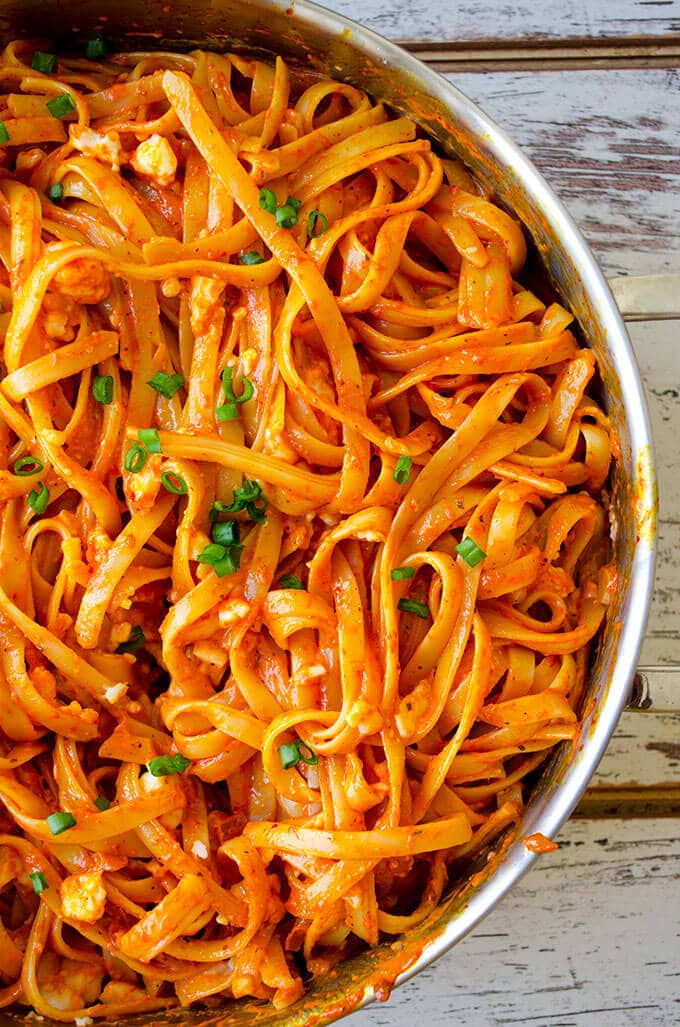 Fettuccine with creamy tomato sauce, slightly flavored with parmesan. This is the weeknight dinner everyone in my family asks for. Every single day! #fettuccine #creamytomatopasta #tomatosauce #pastawithtomatosauce #easydinnerfortoddlers Fettuccine recipe with creamy tomato sauce and parmesan in a pan
