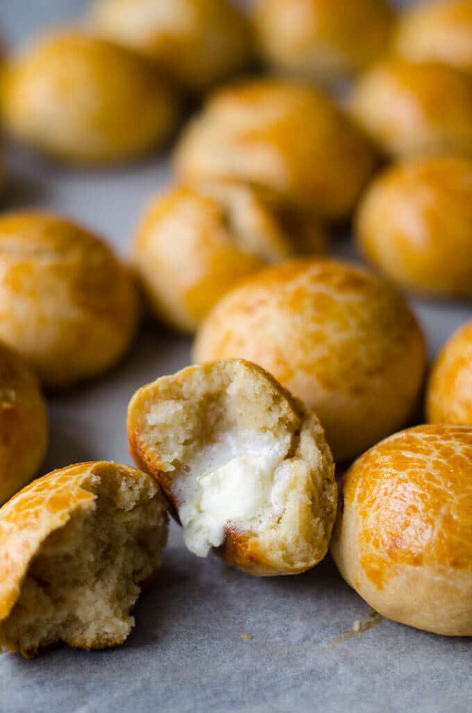 No time for yeasting dough? Don't worry! These Quick Dinner Rolls have no yeast. They have 3 secret ingredients that make them cotton soft. Ready in 30 minutes! #noyeastbread #quickdinnerrolls #breadrollrecipe #noyeastdinnerrolls Yeast free bread rolls with melting butter