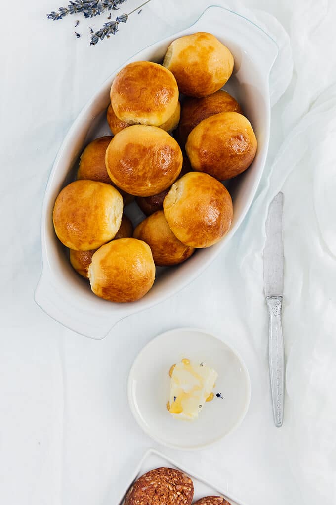 No time for yeasting dough? Don't worry! These Quick Dinner Rolls have no yeast. They have 3 secret ingredients that make them cotton soft. Ready in 30 minutes! #noyeastbread #quickdinnerrolls #breadrollrecipe #noyeastdinnerrolls No yeast quick dinner rolls served in an oval pan on a white background.