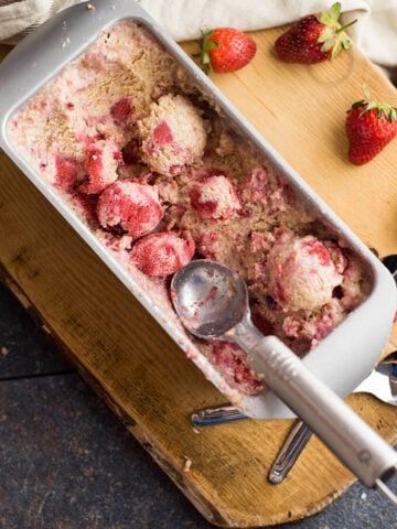 Strawberry Cheesecake Ice Cream | giverecipe.com | #icecream #strawberry