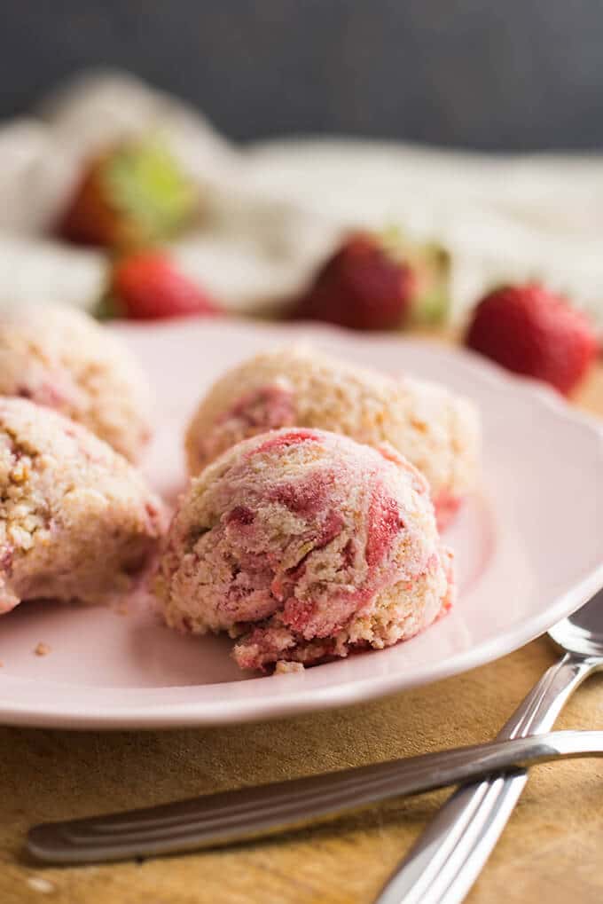 Cheesecake ice cream with roasted strawberries