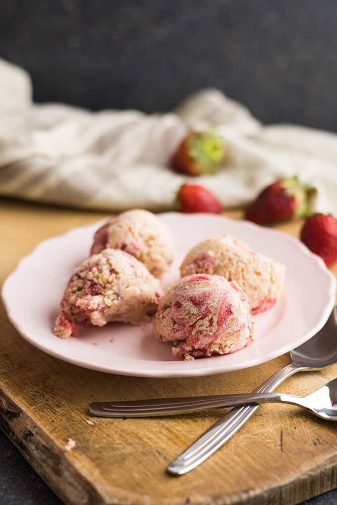 Cheesecake ice cream recipe with roasted strawberries