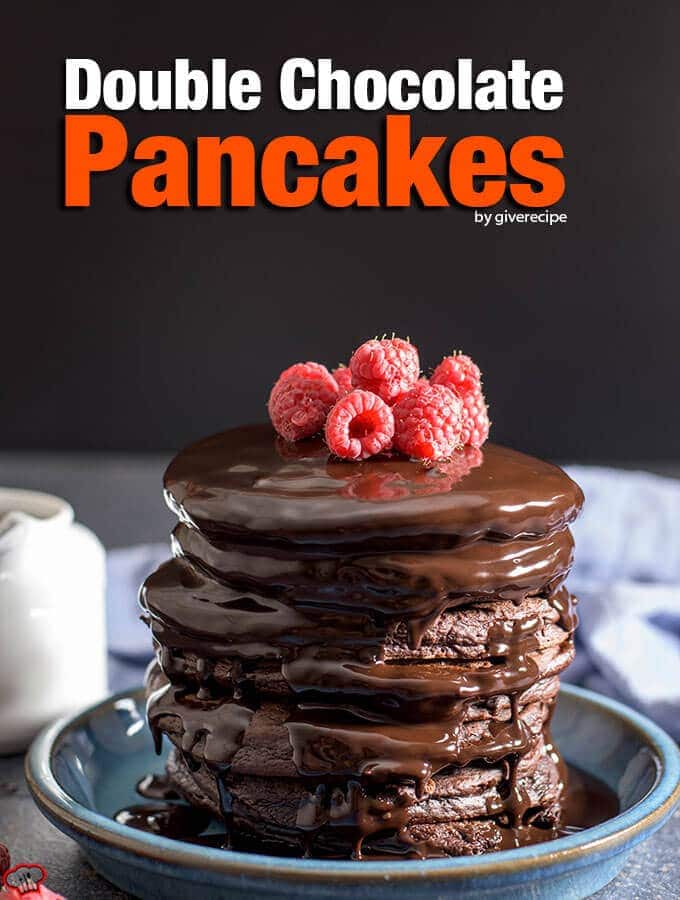 チョコレートガナッシュをかけてラズベリーをのせたチョコレートパンケーキ
