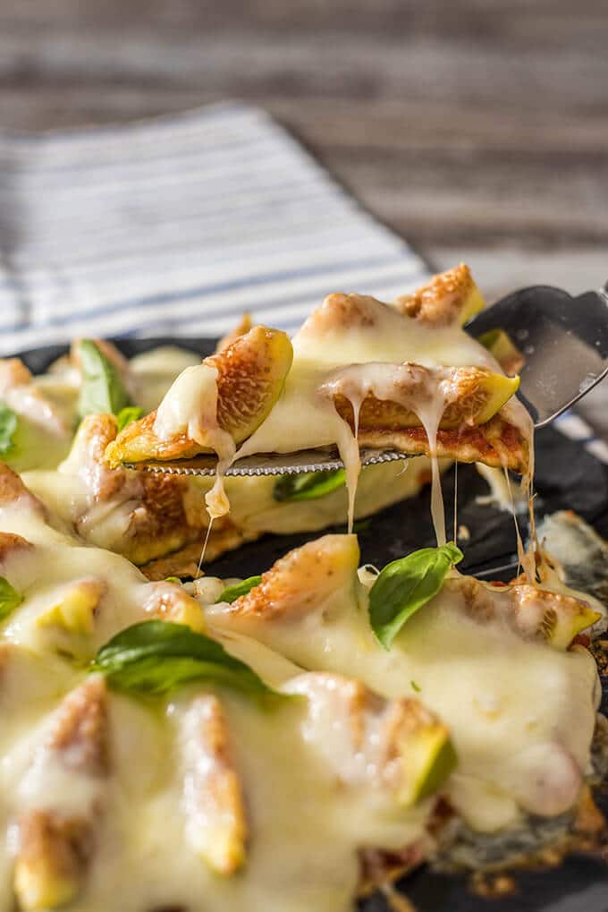 5-Ingredient Fig Pizza ready in 20 minutes! Nobody will believe that this restaurant style pizza is homemade. Perfect way to use fresh figs! - giverecipe.com