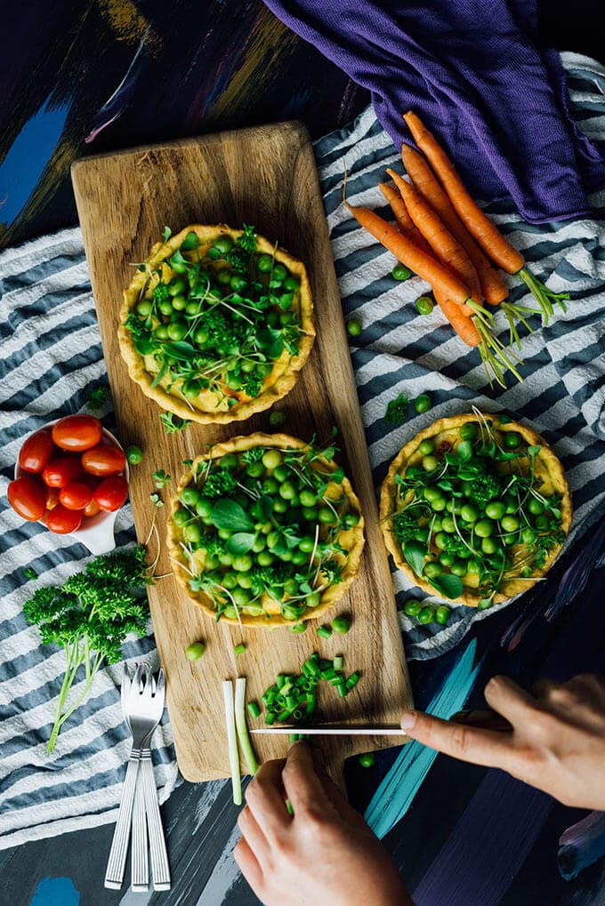 How to bake cheese tart and garnish with peas and herbs