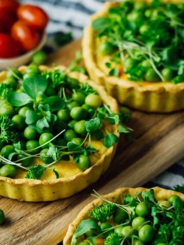 Vegetable tart recipe with peas, herbs and cheese