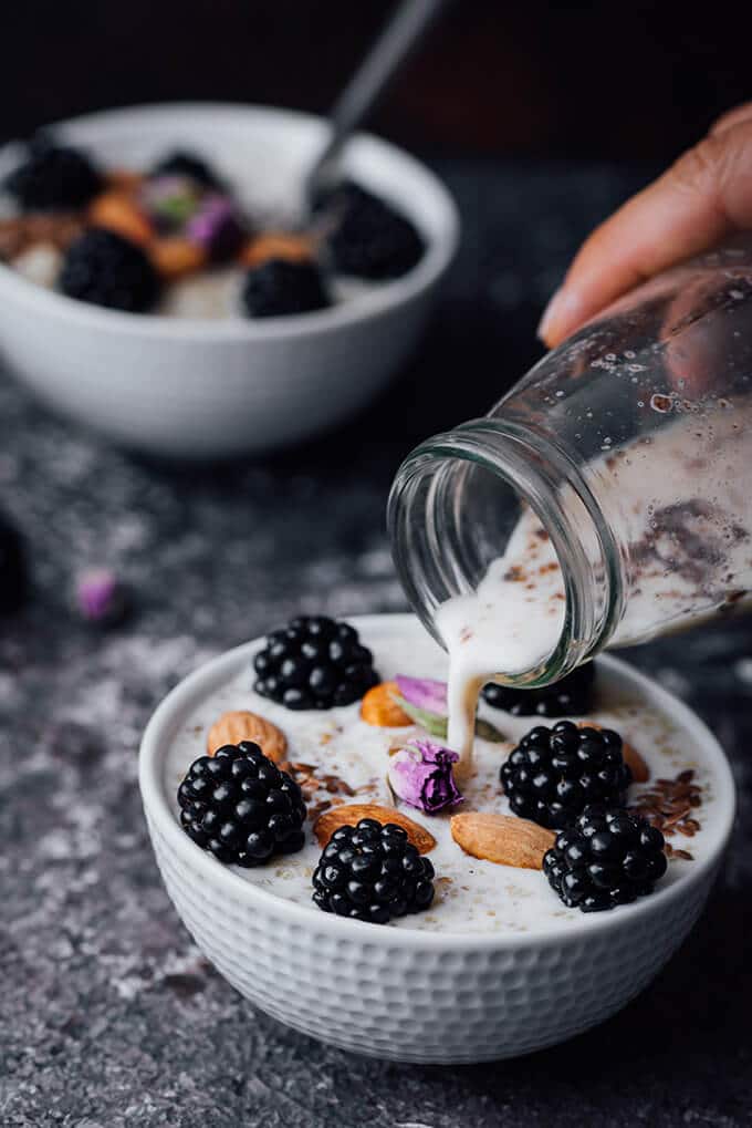 Blackberry Quinoa Breakfast Bowl gives a magical touch to your body with its super ingredients and makes your body ready for the day. Vegan and gluten-free.