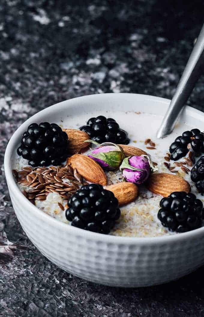 Blackberry Quinoa Breakfast Bowl gives a magical touch to your body with its super ingredients and makes your body ready for the day. Vegan and gluten-free.