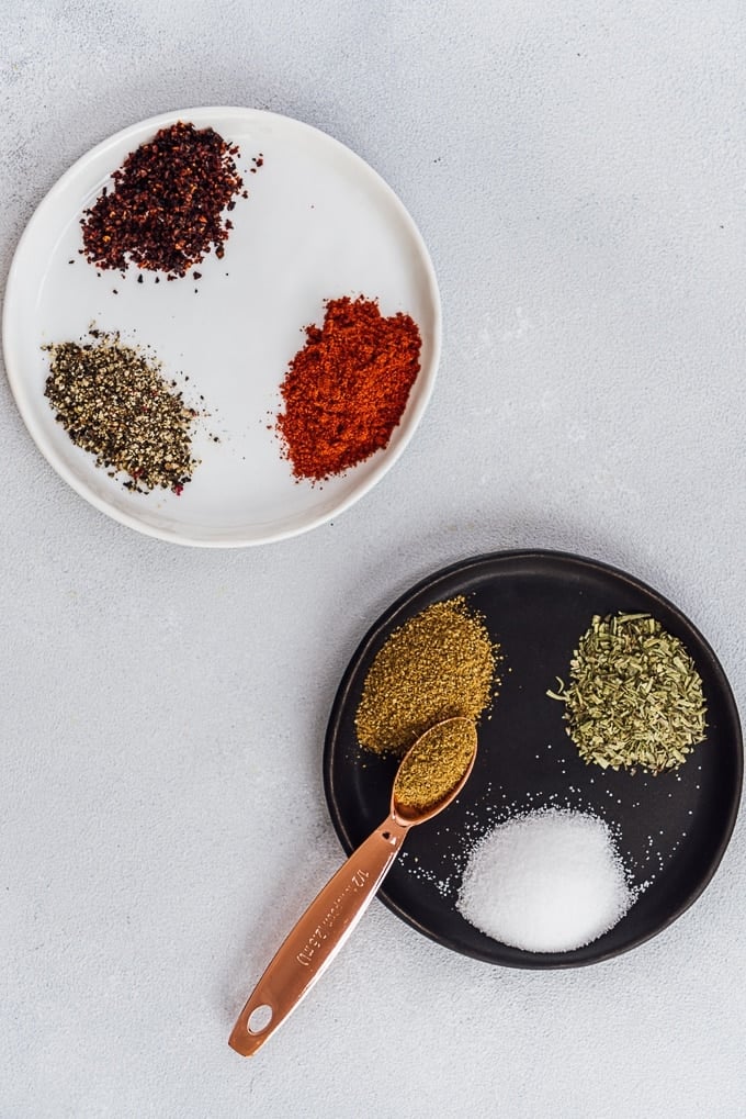 Kofte spice mix on two ceramic plates