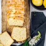 Cette recette de pain aux Courgettes au citron glacé est un excellent moyen de se faufiler dans les courgettes. Pas différent d'un bon pain au citron. Le jus et le zeste de citron le rendent merveilleusement citronné. De plus, le kéfir le rend super humide.