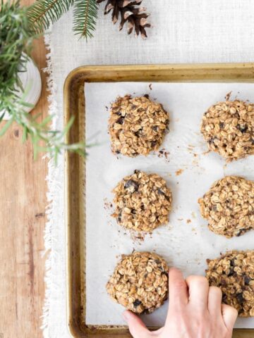 Banana oatmeal breakfast cookies are perfect for busy mornings. #sponsored
