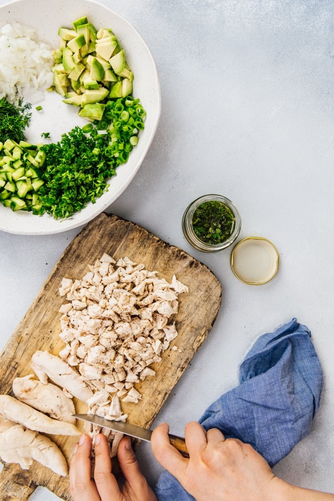 Avocado Chicken salad NO MAYO. With a mouthwatering vinaigrette. Makes a perfect summer lunch. #chickensalad #nomayosalad #mayofreechickensalad #lowcarbsalad making chicken salad recipe without mayo