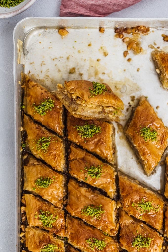  Baklava turc fraîchement cuit fourré aux noix et garni de pistaches dans une plaque à pâtisserie