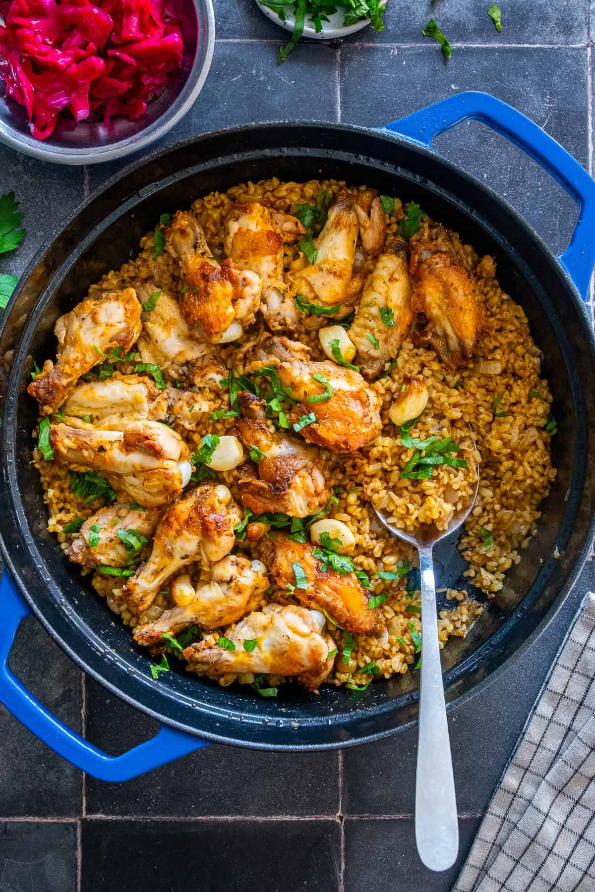 One-pan chicken wings with bulgur, garlic and fresh parsley.