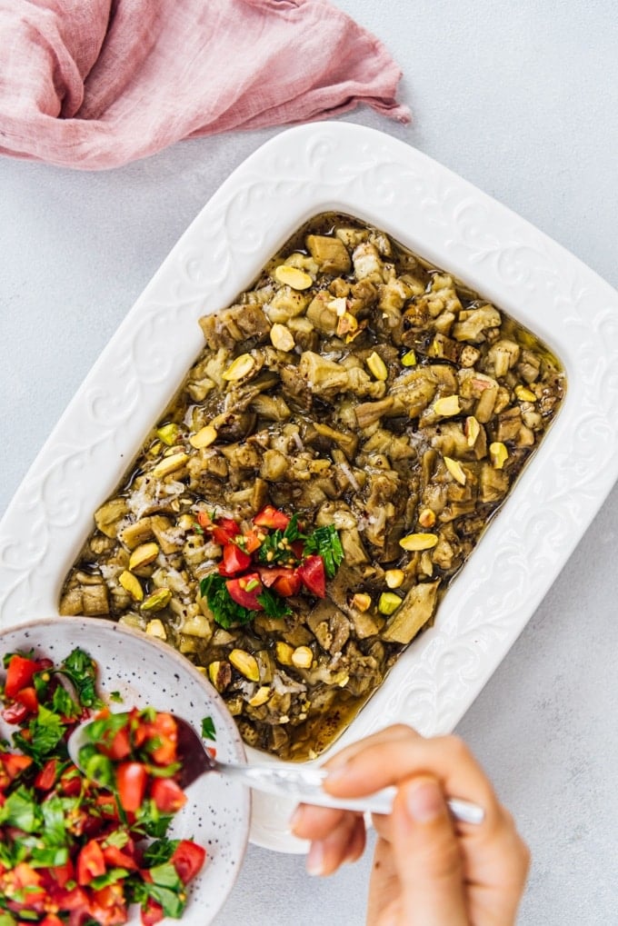 Turkish Eggplant Salad is the yummiest summer lunch when combined with a tangy dressing and topped with fresh summer tomatoes. #eggplantrecipe #eggplant #roastedeggplant #turkishsalad #turkishrecipe Cold eggplant salad topped with fresh tomatoes